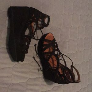 Gentle souls By Kenneth Cole Black tie wedges 8.5